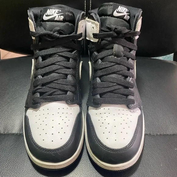 Kids Nike Air Jordan 1 Retro High Black and White Sneakers Size 7Y - Picture 3 of 11